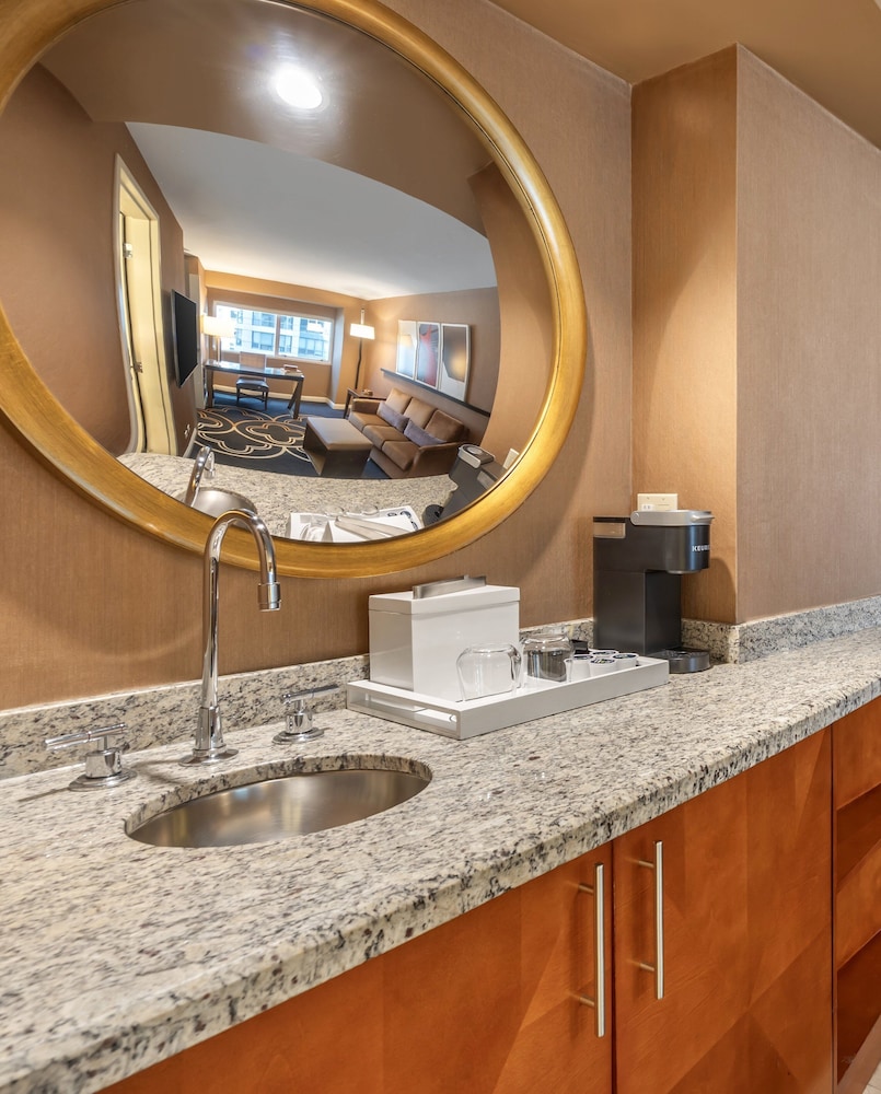 Omni Chicago Hotel — Hotel rooms in Chicago, Illinois