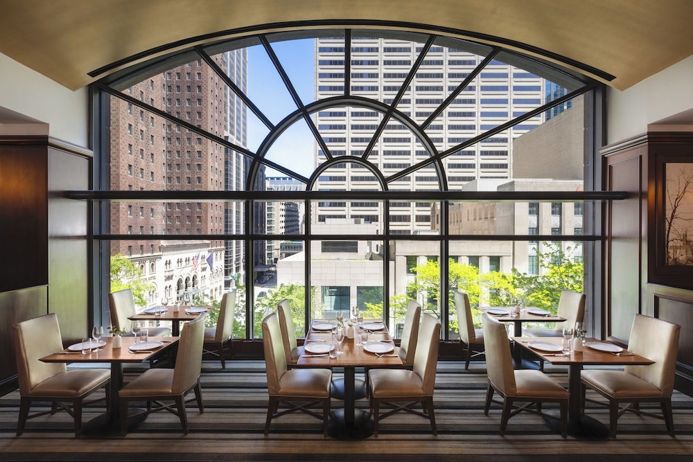 Omni Chicago Hotel — Restaurant & bars in Chicago, Illinois