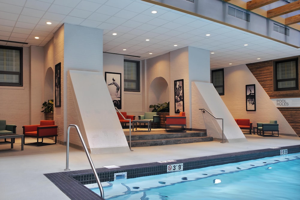 Palmer House a Hilton Hotel — Swimming pool in Chicago, Illinois