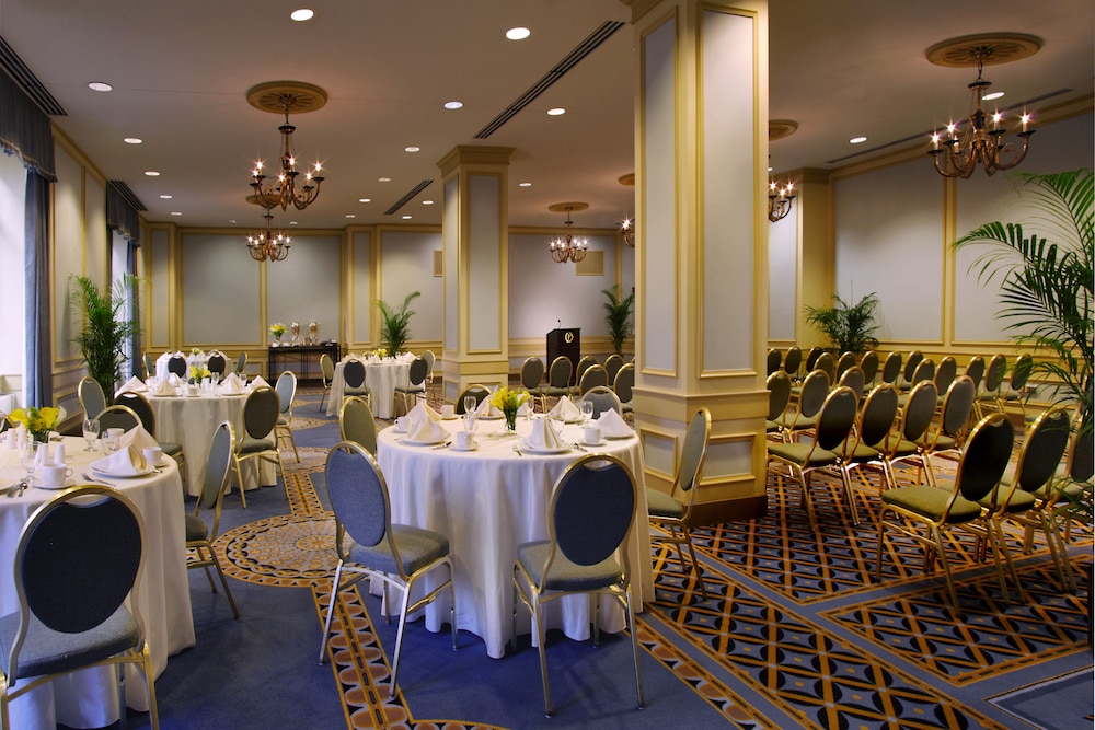 Palmer House a Hilton Hotel — Restaurant & bars in Chicago, Illinois