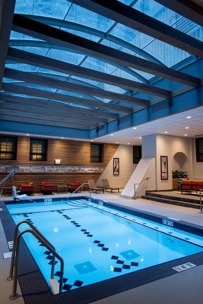 Palmer House a Hilton Hotel — Swimming pool in Chicago, Illinois
