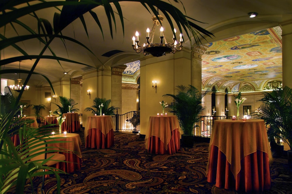 Palmer House a Hilton Hotel — Restaurant & bars in Chicago, Illinois