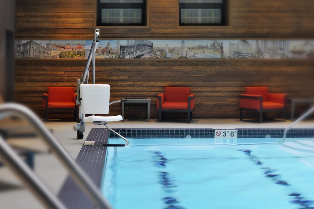 Palmer House a Hilton Hotel — Swimming pool in Chicago, Illinois
