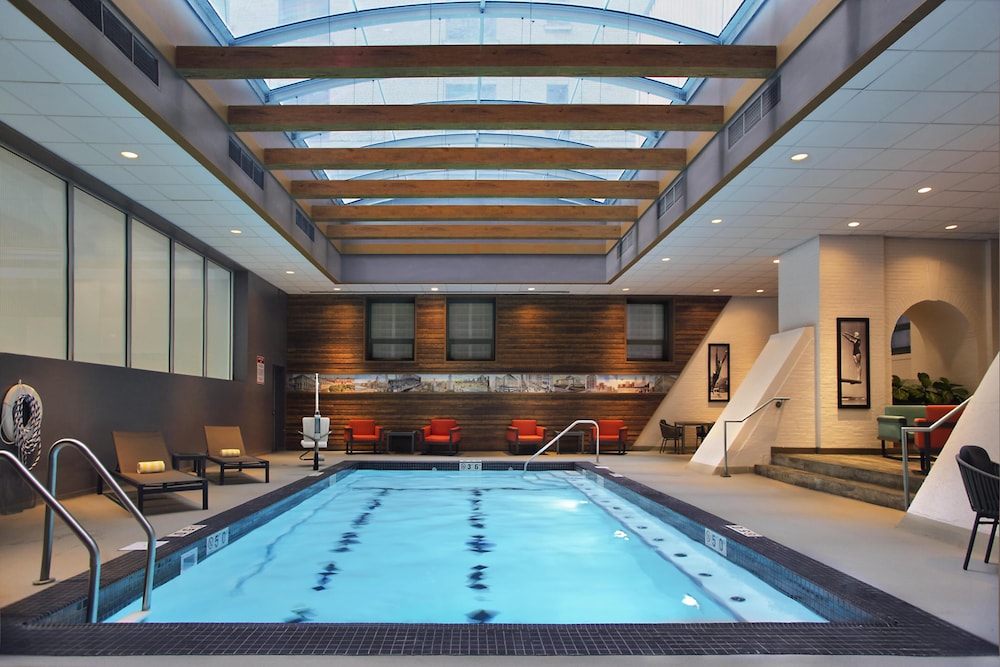 Palmer House a Hilton Hotel — Swimming pool in Chicago, Illinois