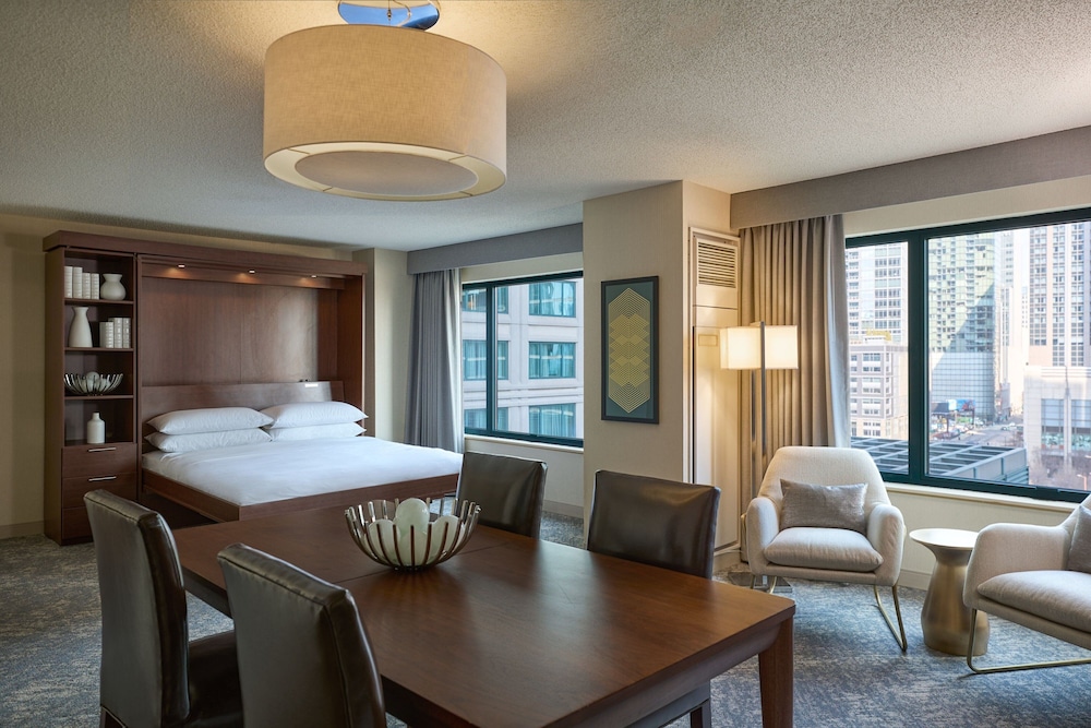 Sheraton Grand Chicago Riverwalk — Hotel rooms in Chicago, Illinois