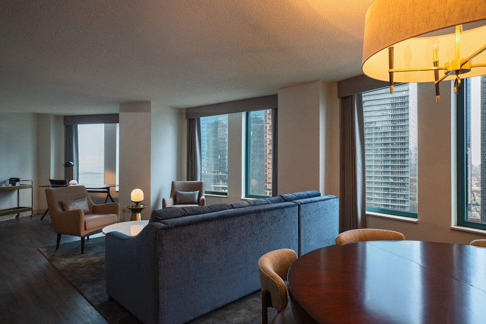 Sheraton Grand Chicago Riverwalk — Hotel rooms in Chicago, Illinois