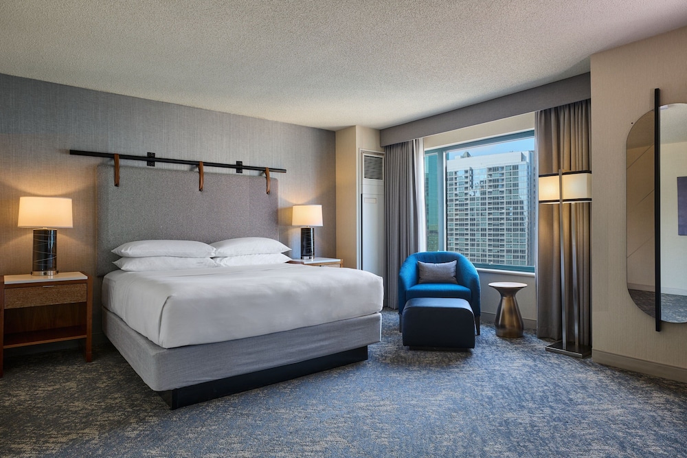 Sheraton Grand Chicago Riverwalk — Hotel rooms in Chicago, Illinois