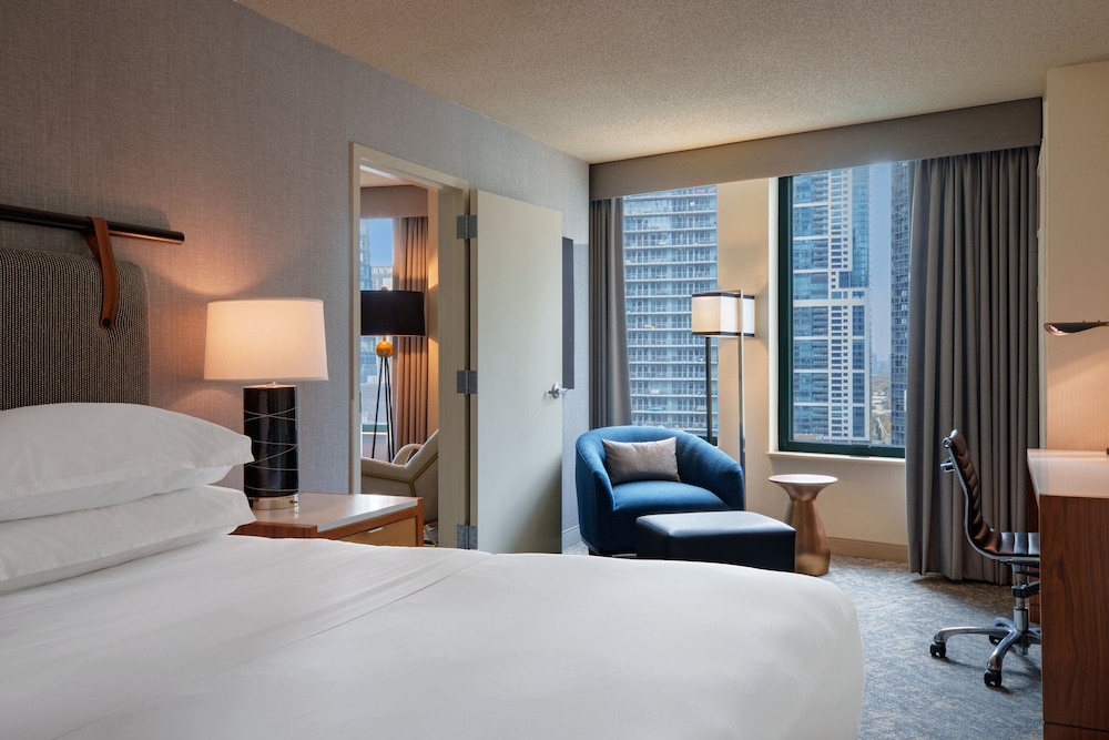 Sheraton Grand Chicago Riverwalk — Hotel rooms in Chicago, Illinois