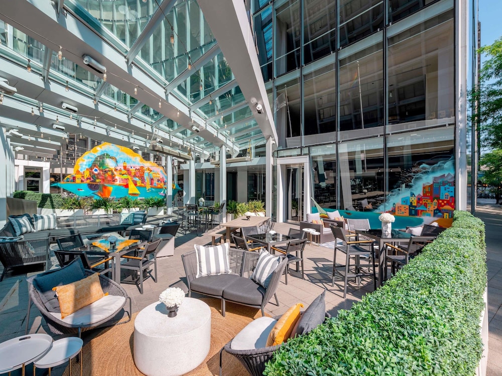 Sofitel Chicago Magnificent Mile — Restaurant & bars in Chicago, Illinois