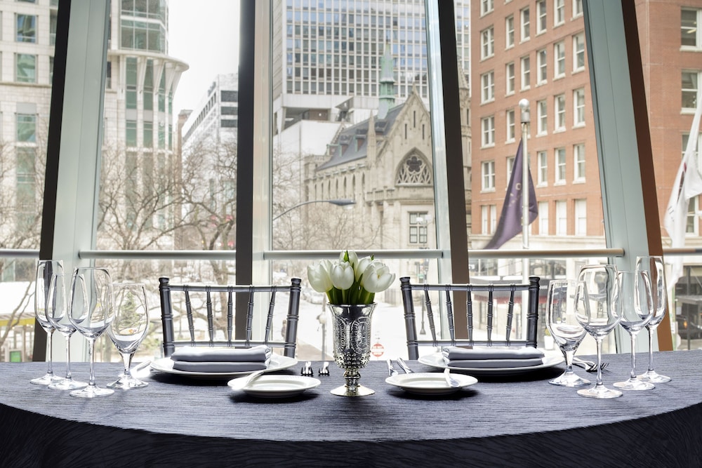 Sofitel Chicago Magnificent Mile — Restaurant & bars in Chicago, Illinois