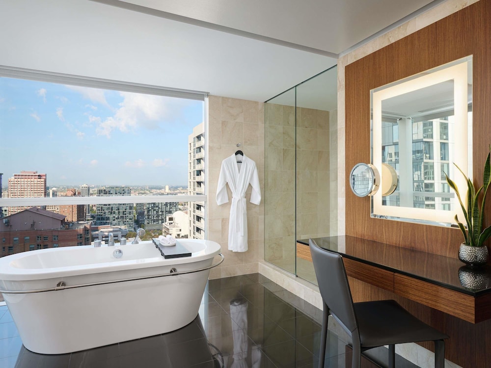 Sofitel Chicago Magnificent Mile — Hotel rooms in Chicago, Illinois