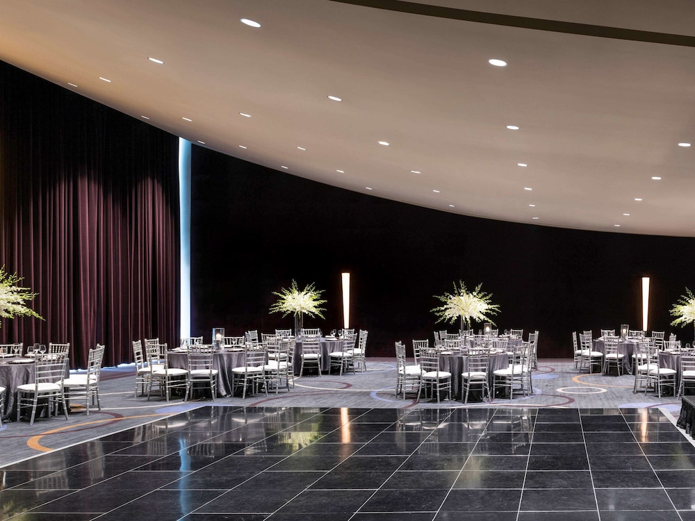 Sofitel Chicago Magnificent Mile — Restaurant & bars in Chicago, Illinois