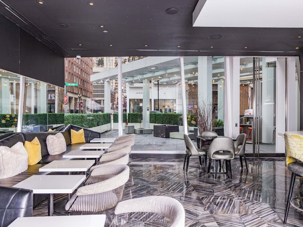 Sofitel Chicago Magnificent Mile — Restaurant & bars in Chicago, Illinois