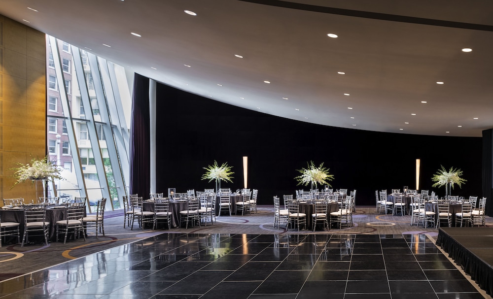 Sofitel Chicago Magnificent Mile — Restaurant & bars in Chicago, Illinois