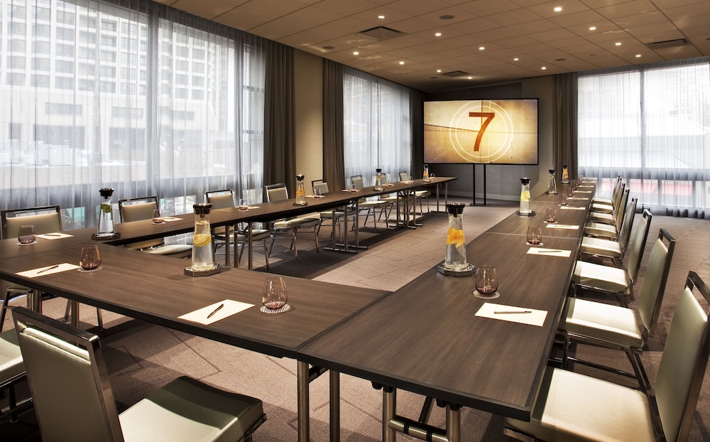 Thompson Chicago, by Hyatt — Hotel building in Chicago, Illinois