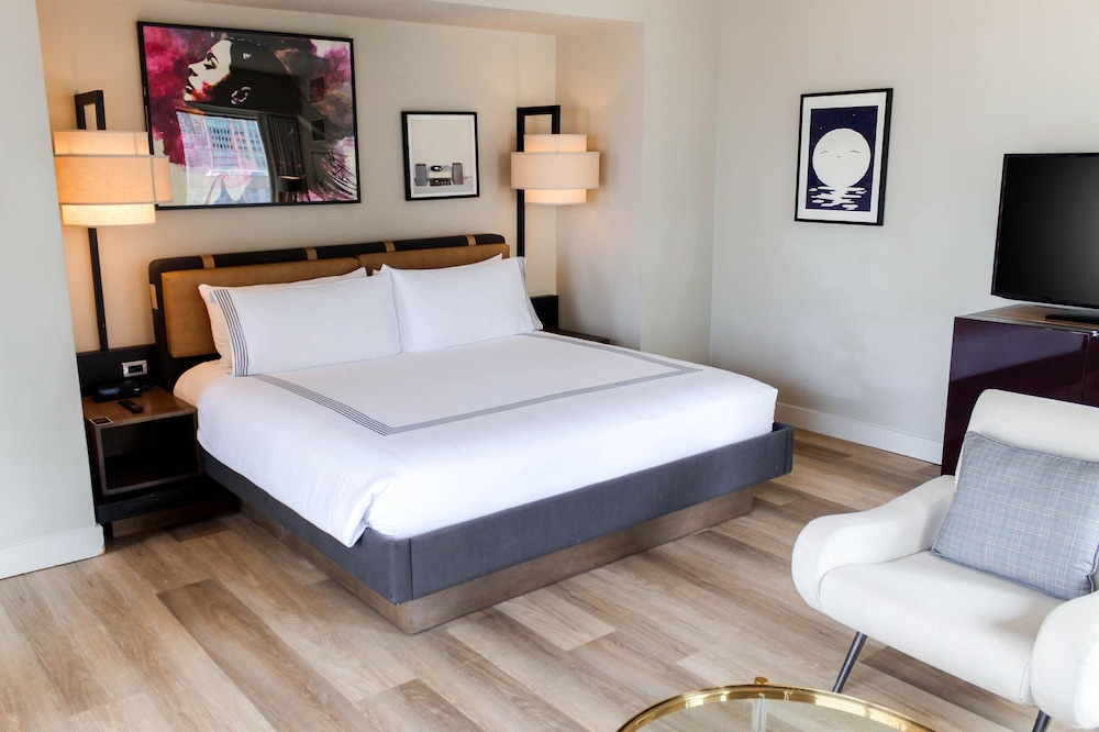 Thompson Chicago, by Hyatt — Hotel rooms in Chicago, Illinois