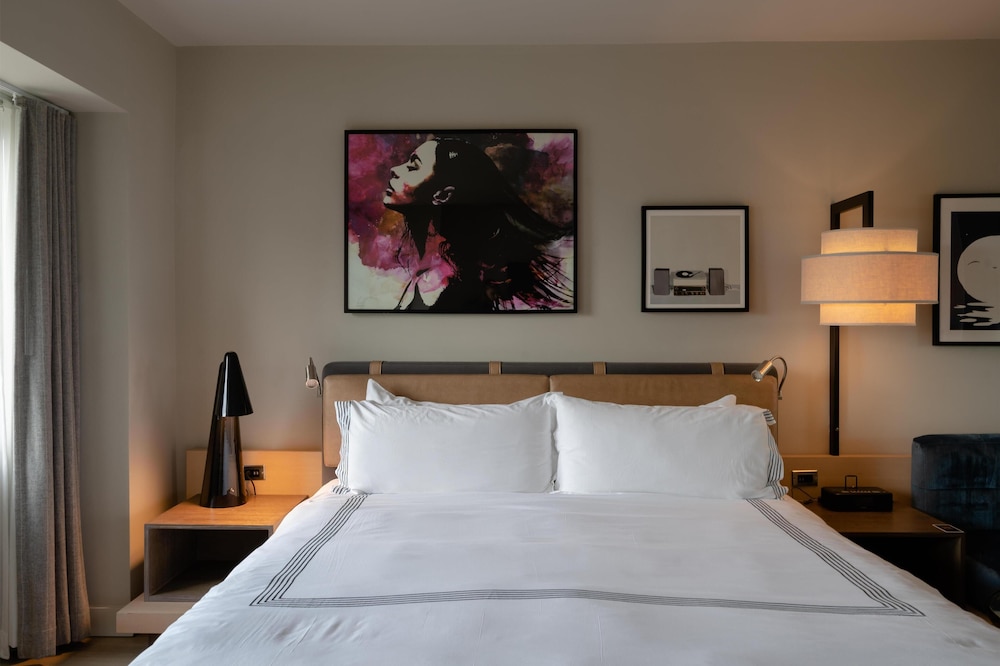 Thompson Chicago, by Hyatt — Hotel rooms in Chicago, Illinois
