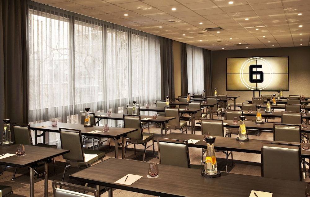 Thompson Chicago, by Hyatt — Hotel rooms in Chicago, Illinois