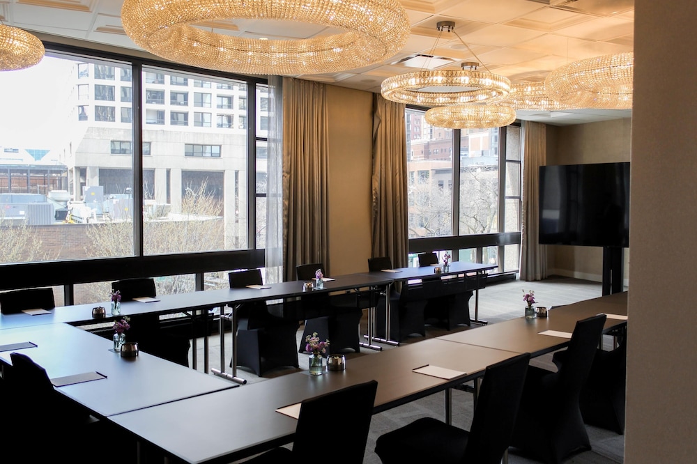 Thompson Chicago, by Hyatt — Hotel building in Chicago, Illinois
