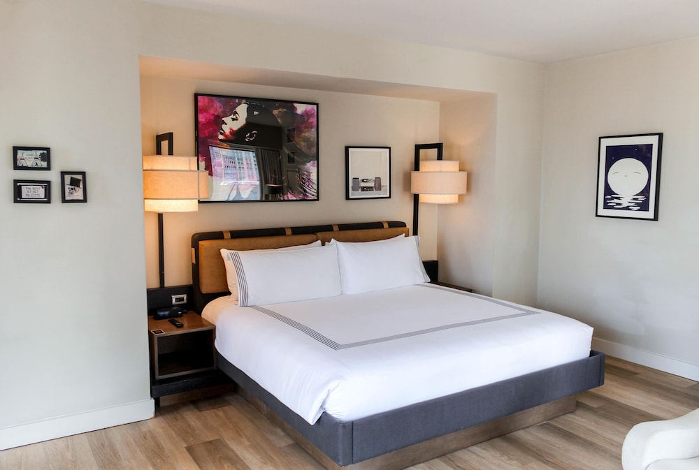 Thompson Chicago, by Hyatt — Hotel rooms in Chicago, Illinois