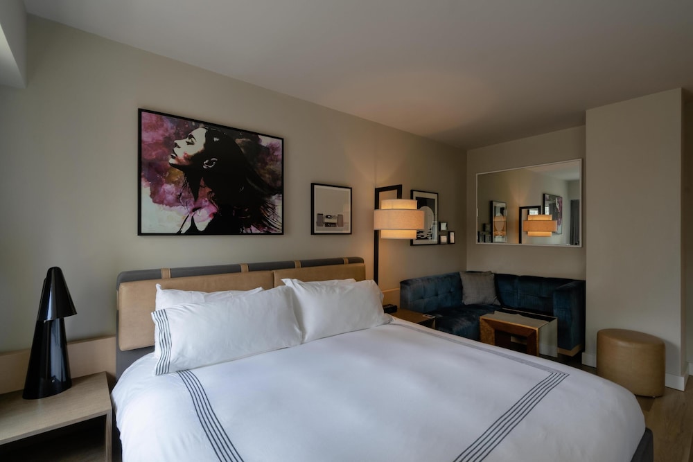 Thompson Chicago, by Hyatt — Hotel rooms in Chicago, Illinois