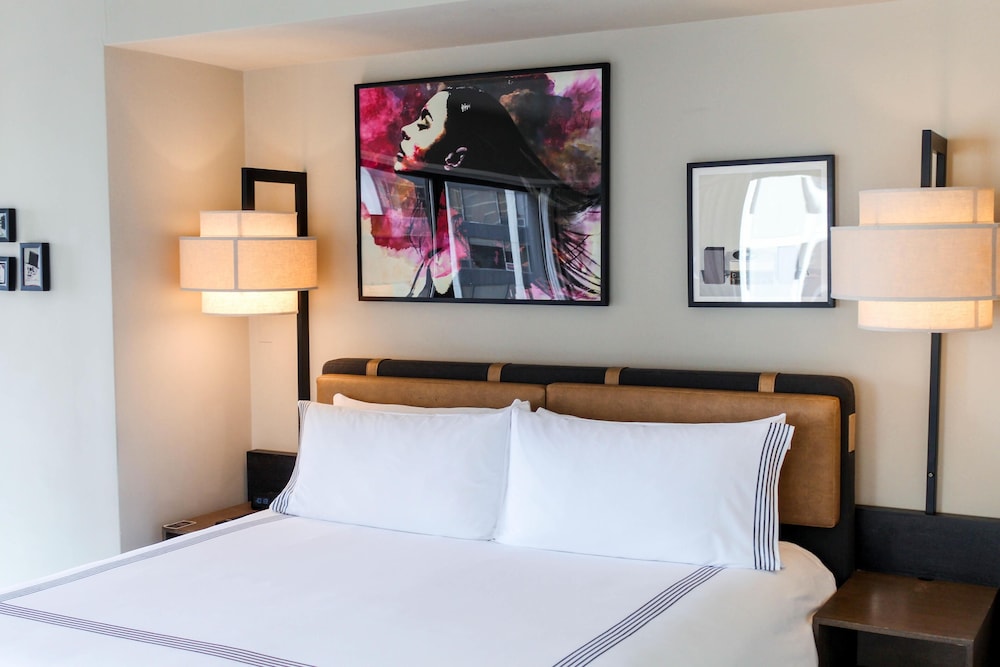 Thompson Chicago, by Hyatt — Hotel rooms in Chicago, Illinois