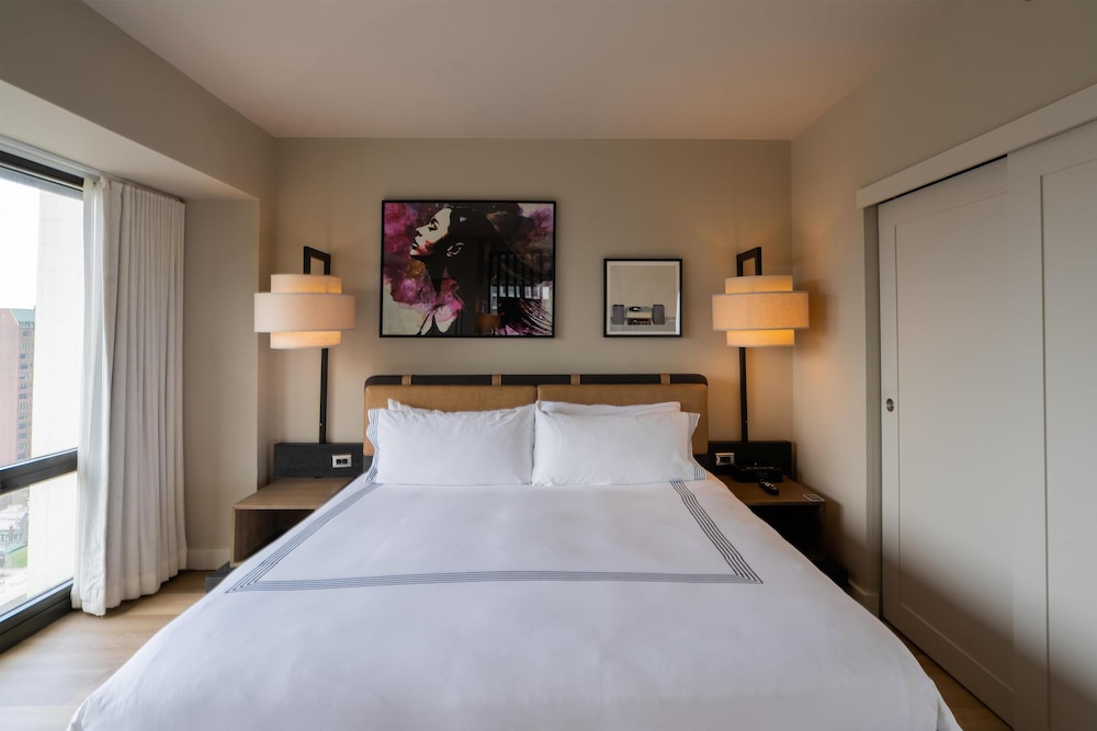 Thompson Chicago, by Hyatt — Hotel rooms in Chicago, Illinois