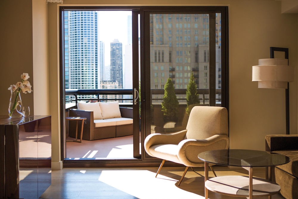 Thompson Chicago, by Hyatt — Hotel rooms in Chicago, Illinois