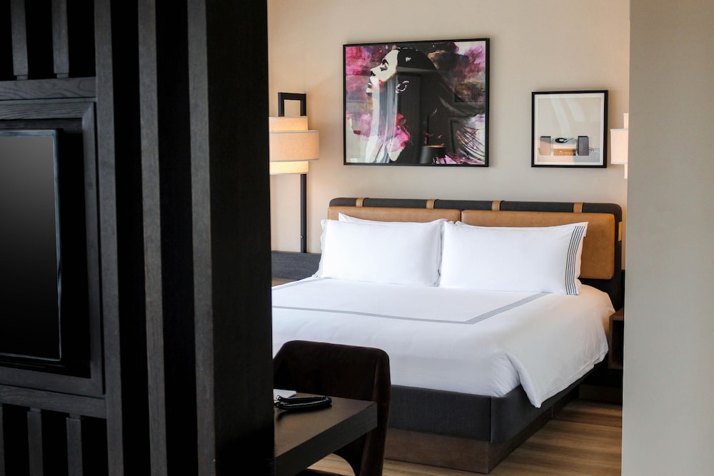 Thompson Chicago, by Hyatt — Hotel rooms in Chicago, Illinois