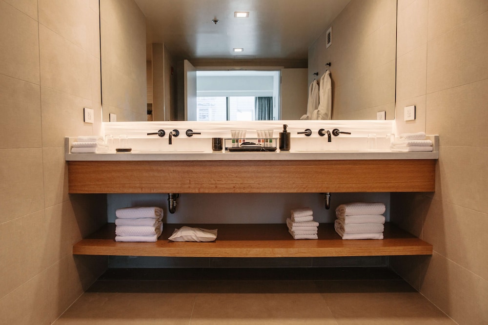 Swissotel - Chicago — Hotel rooms in Chicago, Illinois