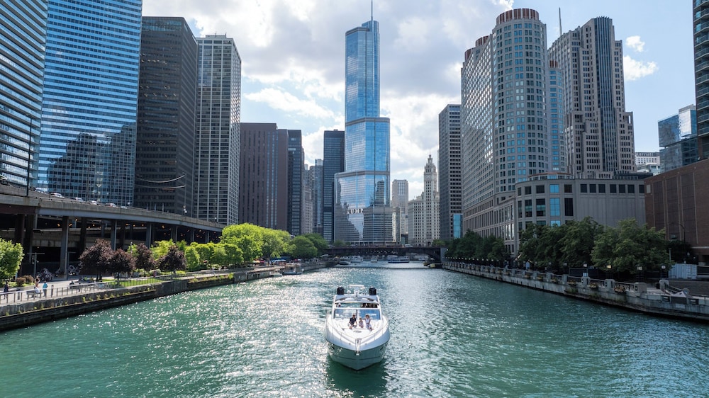 Trump International Hotel & Tower Chicago — Attractions in the area in Chicago, Illinois