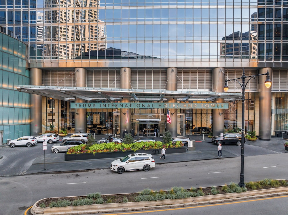 Trump International Hotel & Tower Chicago — Hotel building in Chicago, Illinois