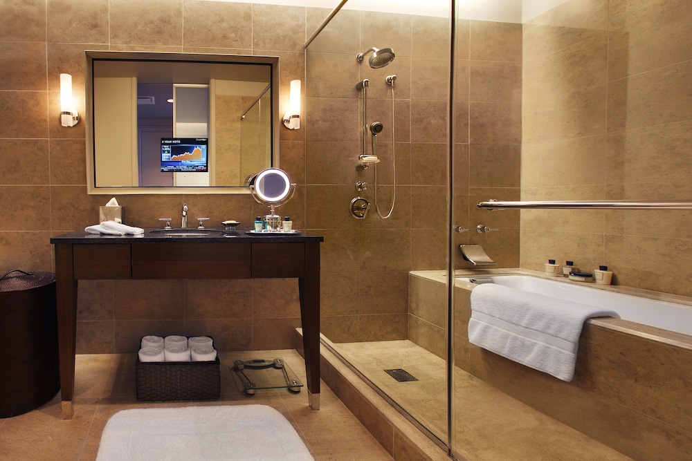 Trump International Hotel & Tower Chicago — Hotel rooms in Chicago, Illinois