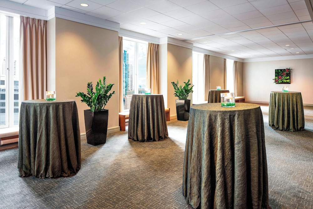 The Westin Michigan Avenue Chicago — Restaurant & bars in Chicago, Illinois