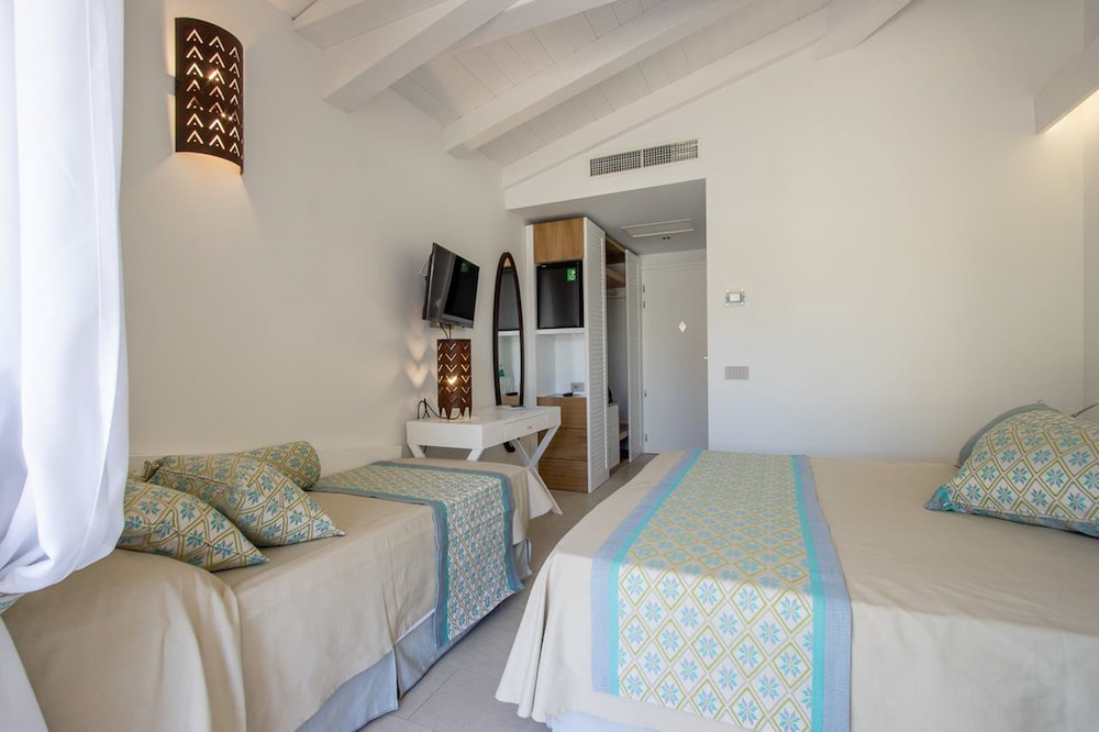 Limone Beach Resort — Hotel rooms in Castiadas, Sardinia