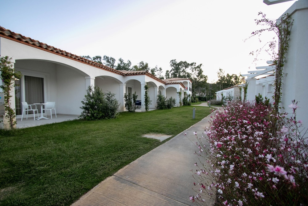 Limone Beach Resort — Hotel building in Castiadas, Sardinia