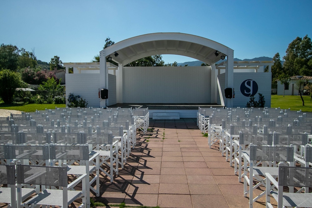 Limone Beach Resort — Hotel building in Castiadas, Sardinia