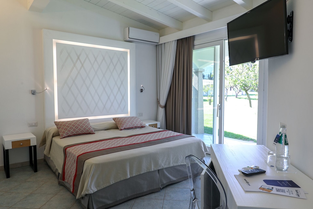 Limone Beach Resort — Hotel rooms in Castiadas, Sardinia