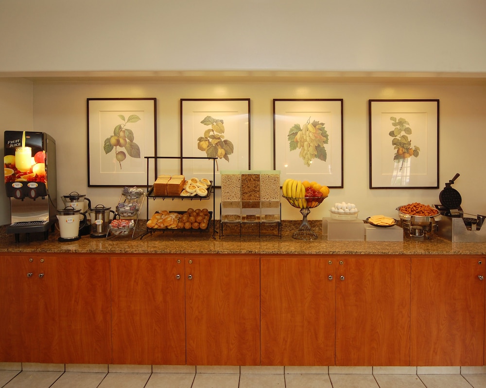 Comfort Inn and Suites San Francisco Airport North — Restaurant & bars in Brisbane, California