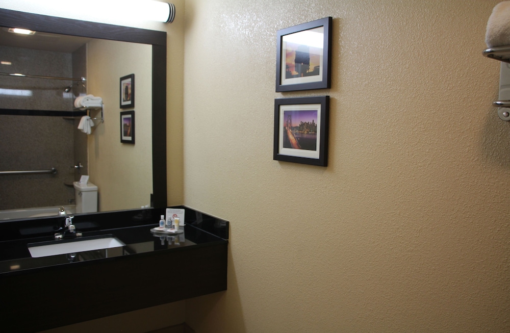 Comfort Inn and Suites San Francisco Airport North — Hotel rooms in Brisbane, California