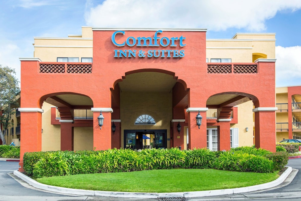 Comfort Inn and Suites San Francisco Airport North — Hotel building in Brisbane, California