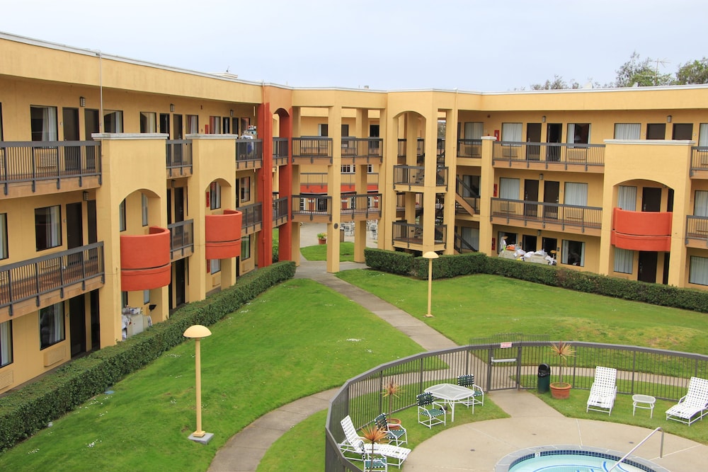 Comfort Inn and Suites San Francisco Airport North — Hotel building in Brisbane, California