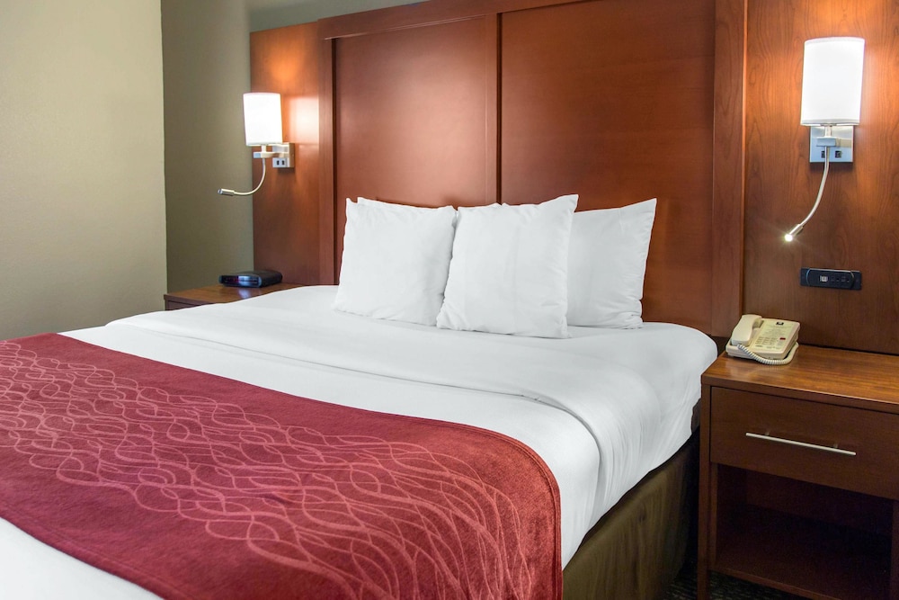 Comfort Inn and Suites San Francisco Airport North — Hotel rooms in Brisbane, California
