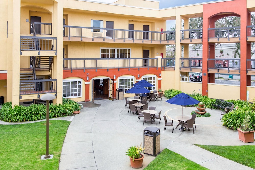 Comfort Inn and Suites San Francisco Airport North — Hotel building in Brisbane, California