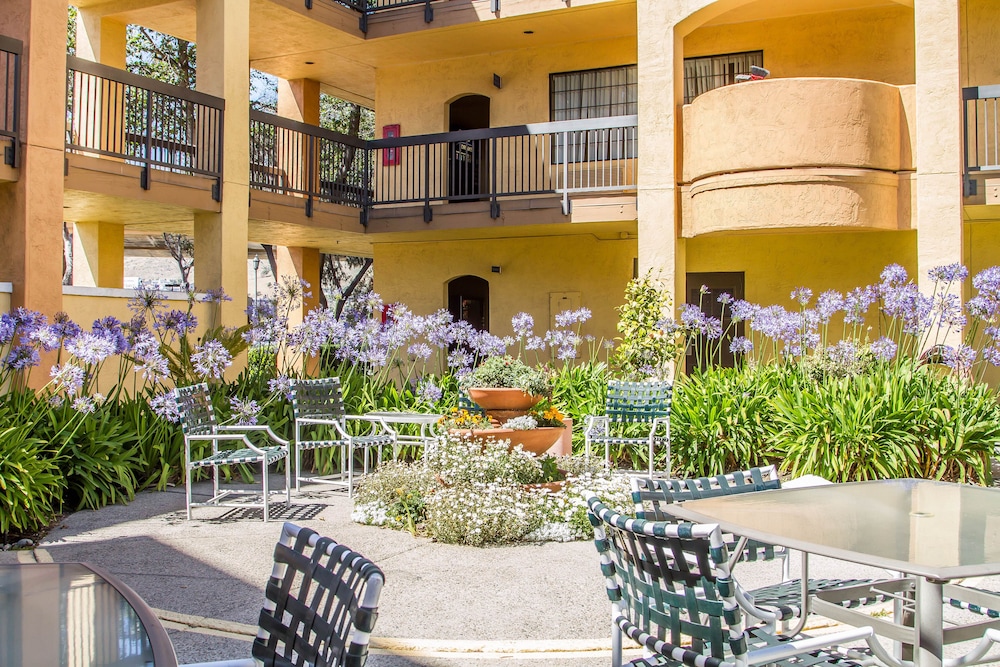 Comfort Inn and Suites San Francisco Airport North — Hotel building in Brisbane, California