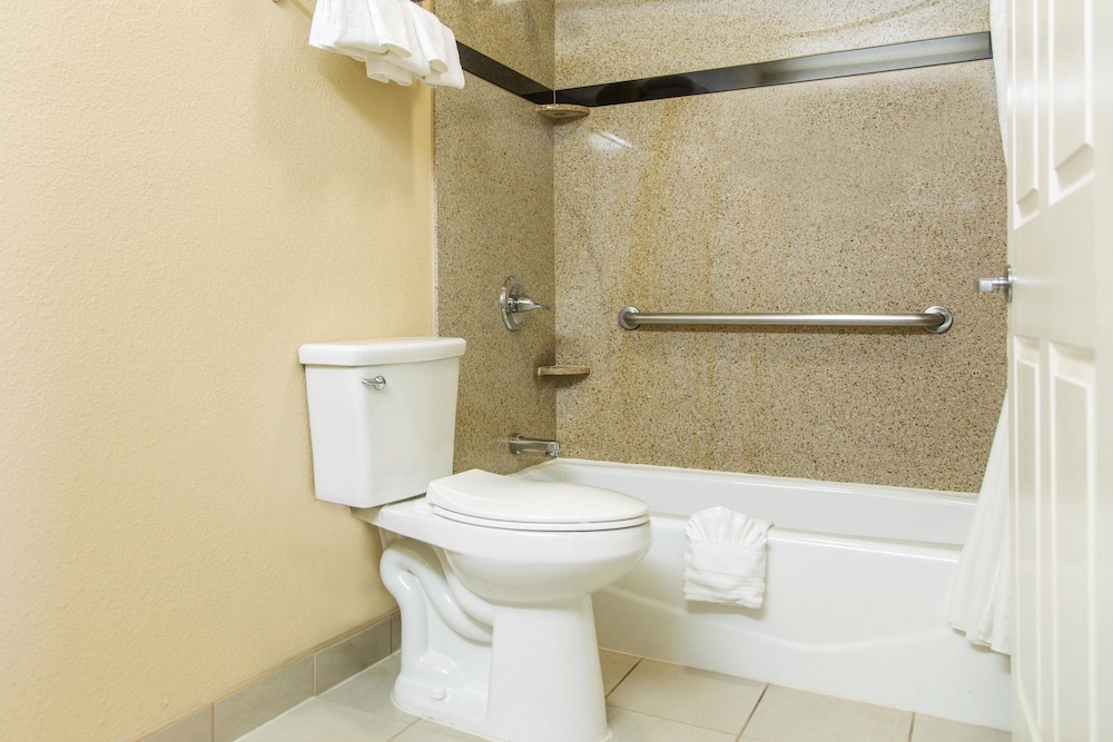 Comfort Inn and Suites San Francisco Airport North — Hotel rooms in Brisbane, California