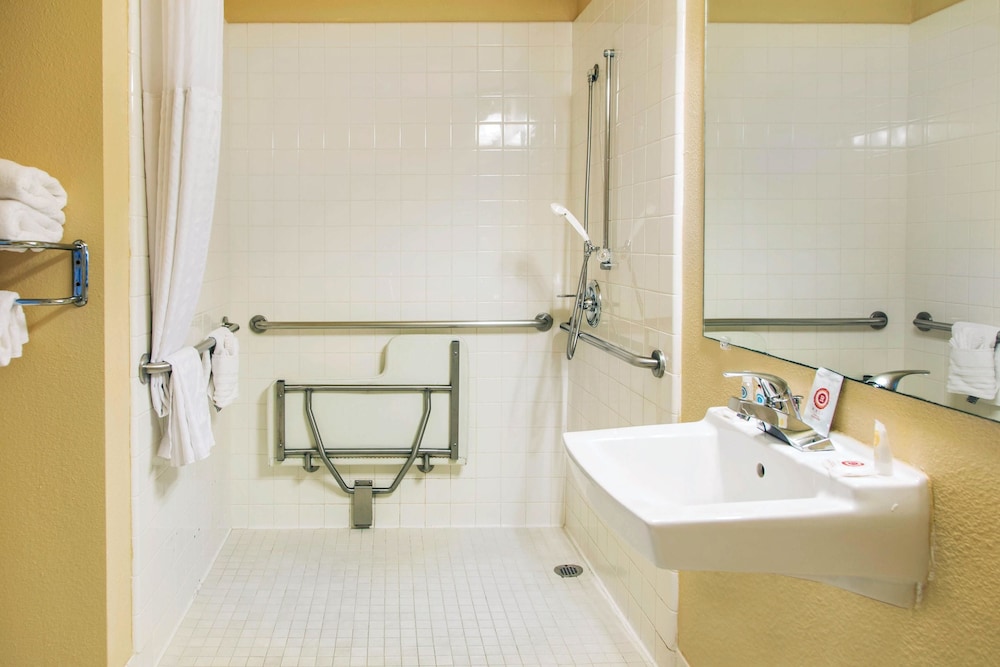 Comfort Inn and Suites San Francisco Airport North — Hotel rooms in Brisbane, California