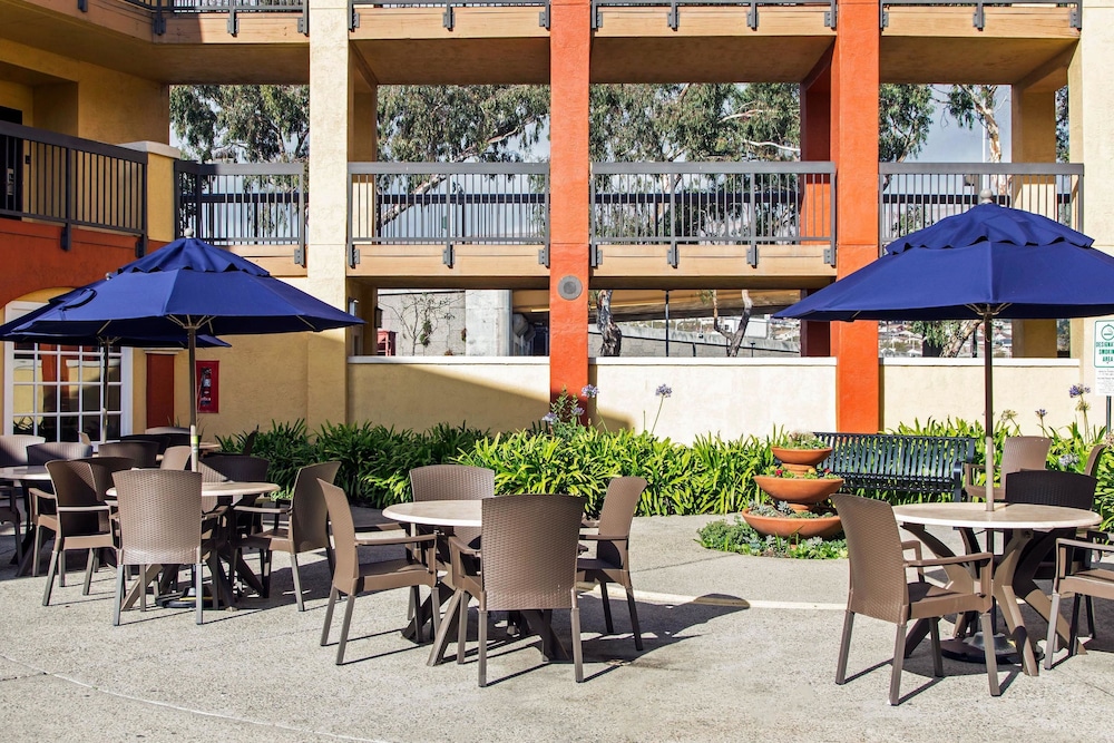 Comfort Inn and Suites San Francisco Airport North — Hotel building in Brisbane, California