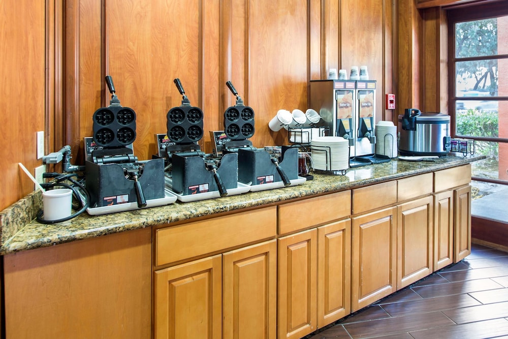 Comfort Inn and Suites San Francisco Airport North — Restaurant & bars in Brisbane, California