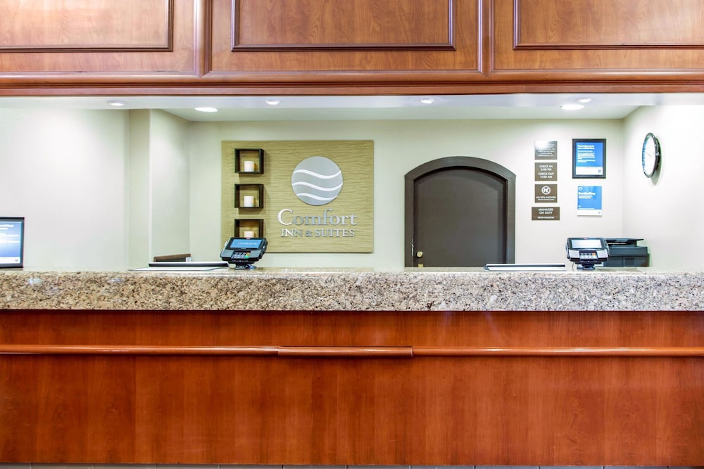 Comfort Inn and Suites San Francisco Airport North — Hotel building in Brisbane, California